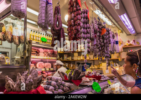 Il famoso mercato del venerdì a Ventimiglia in Italia Foto Stock