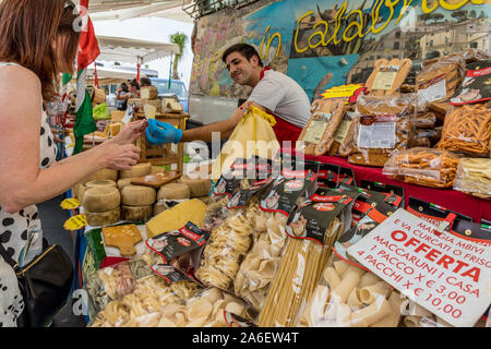Il famoso mercato del venerdì a Ventimiglia in Italia Foto Stock