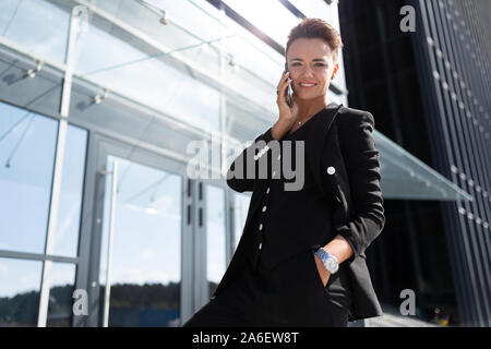 Moderno business woman in ufficio con spazio di copia Foto Stock