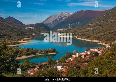 Vista autunnale del lago di Barrea e il villaggio di montagna Foto Stock