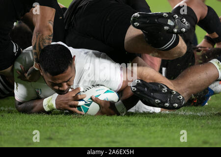 Yokohama, Giappone. 26 ott 2019. Manu Tuilagi di punteggi in Inghilterra a provare durante la Coppa del Mondo di Rugby semi-finale match tra Inghilterra e Nuova Zelanda nella Prefettura di Kanagawa, Giappone, il 26 ottobre 2019. Credito: Cal Sport Media/Alamy Live News Foto Stock