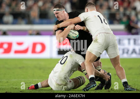 Yokohama, Giappone. 26 ott 2019. Brodie Retallick della Nuova Zelanda è affrontato da Mark Wilson di Inghilterra (sinistra) e Luca Cowan-Dickie di Inghilterra durante la Coppa del Mondo di Rugby semi-finale match tra Inghilterra e Nuova Zelanda nella Prefettura di Kanagawa, Giappone, il 26 ottobre 2019 Credit: Cal Sport Media/Alamy Live News Foto Stock