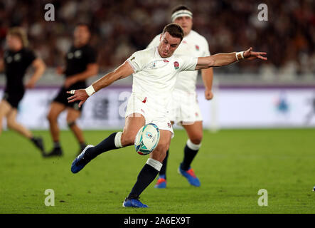 L'Inghilterra del George Ford calci la palla durante il 2019 Coppa del Mondo di Rugby Semi finale corrispondono a livello internazionale Stadium Yokohama. Foto Stock