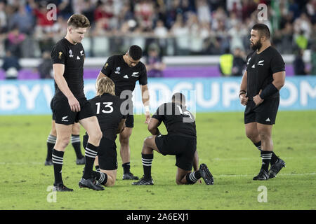 Kanagawa, Giappone. 26 ott 2019. I giocatori della Nuova Zelanda sono triste dopo aver perso 19-7 in Giappone team durante la Coppa del Mondo di Rugby 2019 Semi-Final 1 a International Stadium Yokohama, vicino a Tokyo. Inghilterra sconfigge la Nuova Zelanda 19-7. Credito: Rodrigo Reyes Marin/ZUMA filo/Alamy Live News Foto Stock
