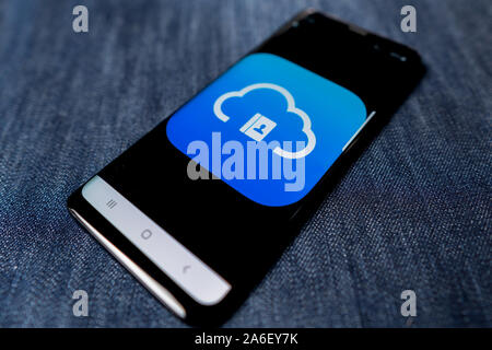 Odessa, Ucraina - 26 Ottobre 2019: app iCloud. iCloud logo visibile sullo schermo dello smartphone. Sfondo del denim. Soft focus Foto Stock