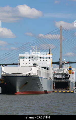 Cobelfret roro traghetto merci riportata nel fiume Tamigi a Hereford vicino al Queen Elizabeth Bridge (Dartford Crossing). Foto Stock