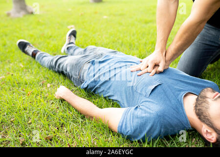 Primo soccorso RCP di emergenza rcp su attacco di cuore l' uomo , la rianimazione cardiopolmonare. Foto Stock