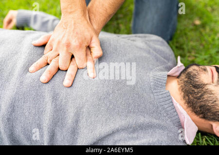 Primo soccorso RCP di emergenza rcp su attacco di cuore l' uomo , la rianimazione cardiopolmonare. Foto Stock