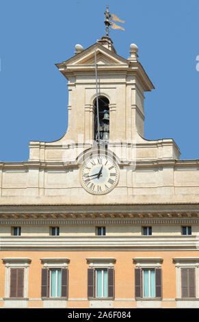Palazzo Montecitorio presso la Piazza Montecitorio nel centro storico di Roma. Sede della camera rappresentativa del parlamento italiano - Italia. Foto Stock