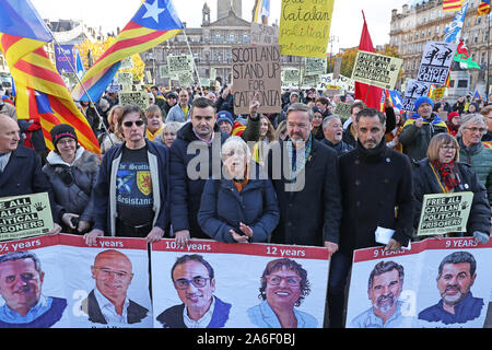 Ex catalano il ministro dell'istruzione Clara Ponsati (centro) unisce i manifestanti a sostegno del catalano prigionieri politici come essi dimostrano a Glasgow, Scozia, dopo che portano i sostenitori dell'indipendenza sono stati incarcerati in Spagna. Foto Stock