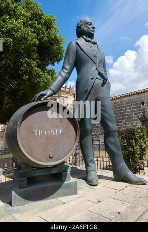 Statua di Manuel Maria Gonzalez Angel, fondatore del Gruppo Gonzalez Byass cantina che produce Tio Pepe sherry. Jerez de la Frontera, Andalusia, Spagna. Foto Stock