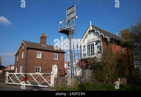 La casella segnale e il passaggio a livello gate a Heckington stazione ferroviaria, Lincolnshire, Regno Unito. Foto Stock