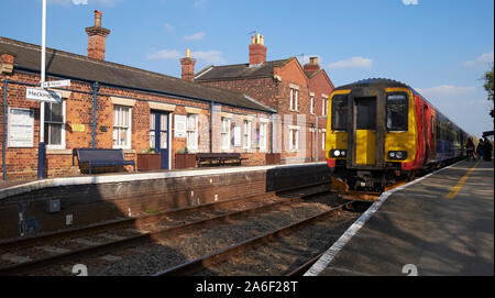 Un treno in attesa presso Heckington stazione ferroviaria, Lincolnshire, Regno Unito. Foto Stock