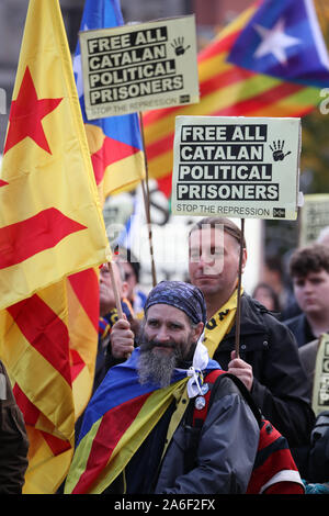 I manifestanti a sostegno del catalano prigionieri politici dimostrano a Glasgow, Scozia, dopo che portano i sostenitori dell'indipendenza sono stati incarcerati in Spagna. Foto di PA. Picture Data: Sabato 26 Ottobre, 2019. Vedere PA storia Scozia Catalogna . Foto di credito dovrebbe leggere: Andrew Milligan/PA FILO Foto Stock