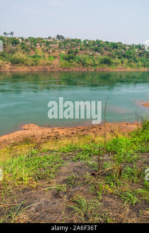 Una vista del fiume Parana con un basso livello di acqua durante un estremamente stagione secca - Foz do Iguacu, Brasile Foto Stock