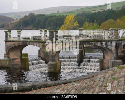 Overflow a serbatoio Digley fluente dopo giorni di autunno piogge in pennines sopra Holmfirth Huddersfield nello Yorkshire Inghilterra Foto Stock