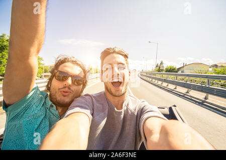 Happy amici prendendo un selfie in viaggio in auto - Due caucasica viaggi turistici in tutto il mondo Foto Stock