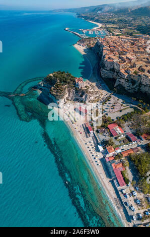 Vista aerea di Tropea, casa sulla roccia e il Santuario di Santa Maria dell'Isola, Calabria. L'Italia. Le destinazioni turistiche. Una scogliera e una spiaggia Foto Stock