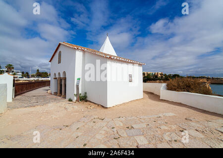 Cappella di Nostra Signora della roccia da Nossa Senhora da Rocha situato nella parrocchia civile di portici, nel comune di Lagoa in portoghese Porto Algarve Foto Stock