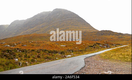 La singola traccia strada fuori la A896 arrampicata in montagna verso Applecross a Bealach na Ba, Wester Ross, Scotland, Regno Unito, Europa. Foto Stock