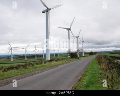 Mulini a vento sul ciglio della strada a Royd Moor sul Pennine Moors sopra Holmfirth Yorkshire Inghilterra su un nuvoloso Nuvoloso Giorno Foto Stock
