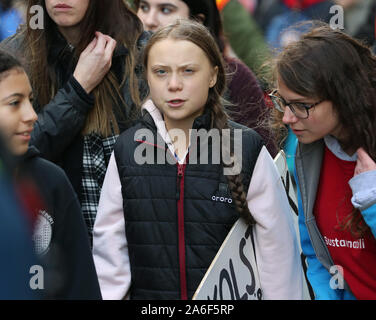 Vancouver, British Columbia, Canada, 25 ottobre 2019. Teen svedese Greta attivista Thunberg arriva per il post elezione federale venerdì sciopero del clima marzo iniziando e terminando al Vancouver Art Gallery di Vancouver, British Columbia il venerdì 25 ottobre, 2019. Organizzato dalla Gioventù locale-led, Sustainabiliteens, Greta e un giro di quasi 10.000 attivisti del clima domanda di azione da parte dell'industria e i vari livelli di governo e di appoggiare i 15-la gioventù che ha annunciato i propri piani di citare in giudizio il governo federale deduce che ha contribuito al cambiamento climatico. Foto di Heinz Ruckemann/fino Foto Stock