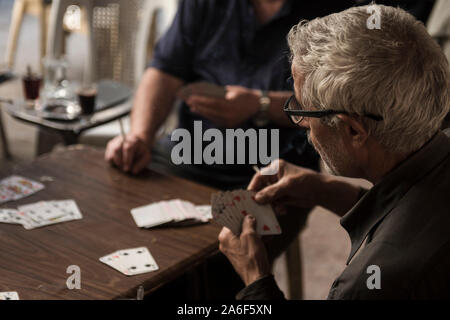 Gli uomini anziani da Damasco carte da gioco e i giochi di dadi Foto Stock