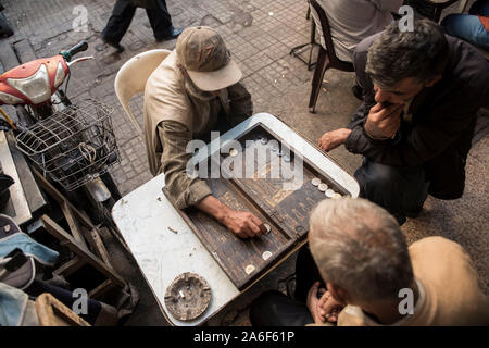 Gli uomini anziani da Damasco carte da gioco e i giochi di dadi Foto Stock