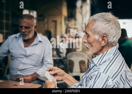 Gli uomini anziani da Damasco carte da gioco e i giochi di dadi Foto Stock