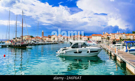 Belle isole della Croazia - Isola di Rab. Vista della marina e città vecchia Foto Stock