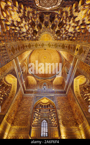 Interior shot di magnificamente decorato in oro Amir-Timur-mausoleo Gur-Emir o mausoleo di Tamerlano, Samarcanda, Uzbekistan in Asia centrale Foto Stock