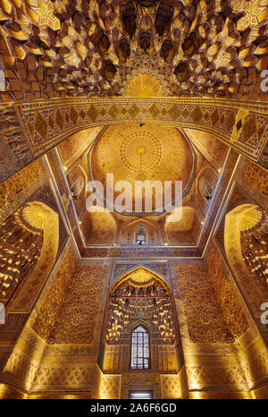 Interior shot di magnificamente decorato in oro Amir-Timur-mausoleo Gur-Emir o mausoleo di Tamerlano, Samarcanda, Uzbekistan in Asia centrale Foto Stock