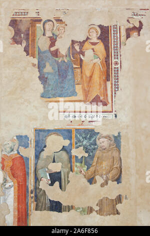Affreschi raffiguranti scene della vita di San Francesco all'interno di San Francesco Cappella, Pienza, Toscana, Italia Foto Stock