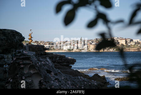 Sydney, Australia. 26 ott 2019. Una mostra di scultura di mare mostra è visto a Bondi Beach a Sydney in Australia, il 26 ottobre, 2019. La mostra è aperta al pubblico dal 24 Ottobre al 9 novembre 10. Credito: Bai Xuefei/Xinhua/Alamy Live News Foto Stock