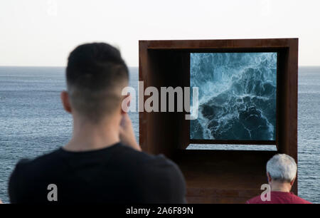 Sydney, Australia. 26 ott 2019. La gente visita la scultura di mare mostra a Bondi Beach a Sydney in Australia, il 26 ottobre, 2019. La mostra è aperta al pubblico dal 24 Ottobre al 9 novembre 10. Credito: Bai Xuefei/Xinhua/Alamy Live News Foto Stock