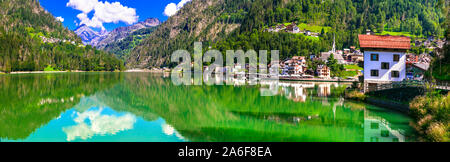 Scenario idilliaco del bellissimo lago di Lago di Allghe nel Nord Italia, montagne dolomitiche Foto Stock