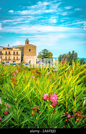 Colorato Italia la Chiesa nel vasto - Abruzzo - Italia estate in verticale Foto Stock