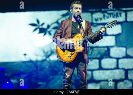 Roma, Italia. 25 ott 2019. La prima data di Daniele Silvestri's tour " La terra dal vivo sotto i piedi" presso il Palazzo dello Sport di Roma. (Foto di Fabrizio Di Bitonto/Pacific Stampa) Credito: Pacific Press Agency/Alamy Live News Foto Stock
