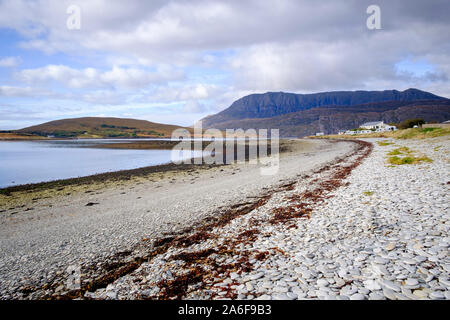 Ben più Coigach la cresta del vertice dalla spiaggia di ghiaia a Ardmair Bay sulla costa scozzese di Assynt Nord Ovest Highlands della Scozia Foto Stock