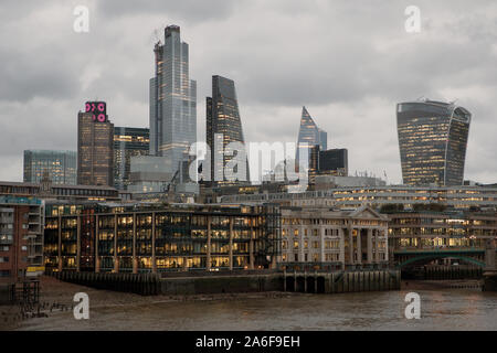 City of London Vista generale GV dal Millennium Bridge in prima serata durante l'autunno. Foto Stock