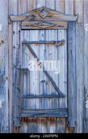 Ricambio porta di legno in una vecchia casa in legno. Vista frontale. Foto Stock