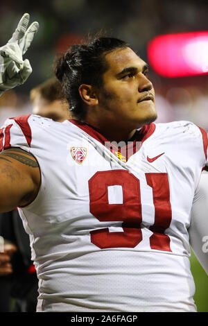 Ottobre 25, 2019: USC Trojans defensive lineman Brandon Pili (91) saluta il team di appassionati dopo il gioco tra il Colorado e l'USC presso Folsom Campo in Boulder, CO. USC raccolse per vincere 35-31. Derek Regensburger/CSM. Credito: Cal Sport Media/Alamy Live News Foto Stock