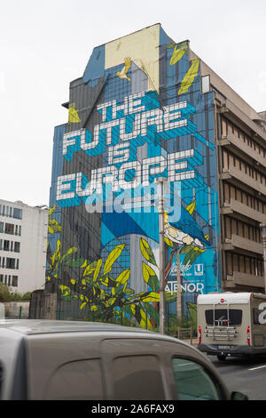 Il murale sulla facciata di un edificio dicendo " Il futuro è l' Europa, Rue de la Loi, Bruxelles, Belgio Foto Stock