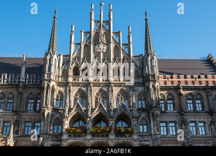 Dettagli architettonici del Nuovo Municipio (Neues Rathaus) con i suoi ornati in stile neo gotico esterno, Marienplatz, Altstadt, Monaco di Baviera, Germania Foto Stock
