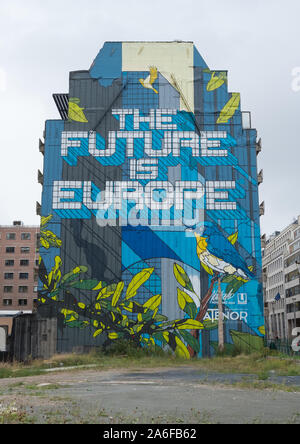 Il murale sulla facciata di un edificio dicendo " Il futuro è l' Europa, Rue de la Loi, Bruxelles, Belgio Foto Stock