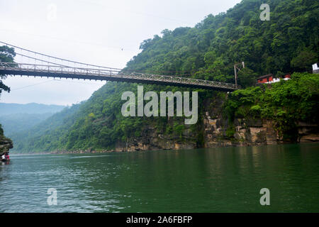 La sospensione ponte di sospensione di Umngot nel fiume Dawki, Shillong, Meghalay vicino al confine India-Bangladesh come visto da sotto il fiume Foto Stock