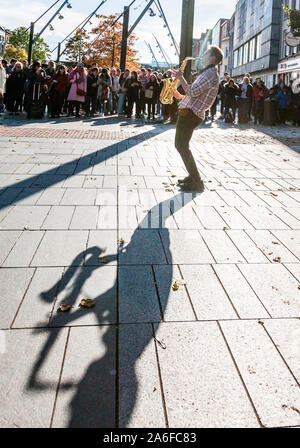 La città di Cork, Cork, Irlanda. 26 ottobre, 2019. Hyde Park ottone giocare una improvvisata performance per il pubblico sul Grand Parade durante il Festival del Jazz a Cork in Irlanda. - Credito; David Creedon / Alamy Live News Foto Stock