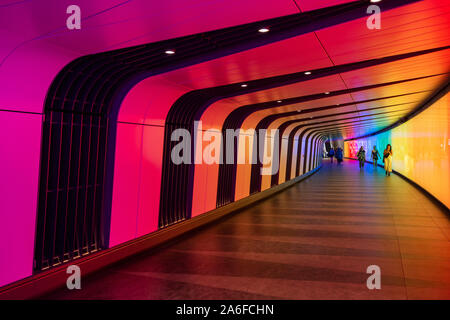 La colorata Tunnel di luce tra St Pancras e la stazione di Kings Cross, London Inghilterra England Regno Unito Foto Stock