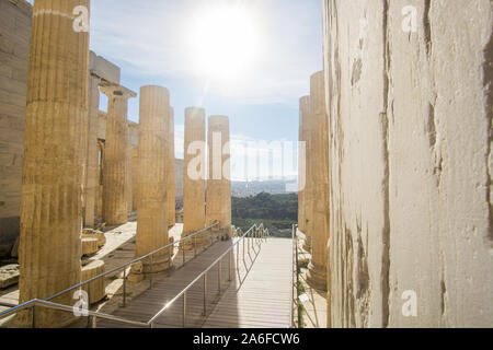 Una bella giornata di sole presso la collina dell'acropoli di Atene Grecia , questo iconico Parthenon è semplicemente incredibile , la sua incredibile per vedere quali un iconico punto di riferimento Foto Stock