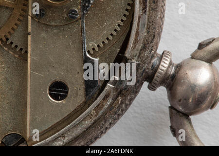 Close up di un argento antico orologio da tasca Foto Stock